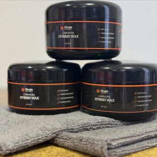 Jednou ze šmakulád, zaštítěná naší značkou Elegia, je karnaubský vosk Hybrid Wax 🤩 Vydrží až 6 měsiců, kdy tvoje auto bude...